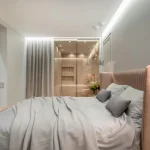 Estetyczne oświetlenie sypialni z ciepłym światłem, punktowymi lampami i warstwowym systemem