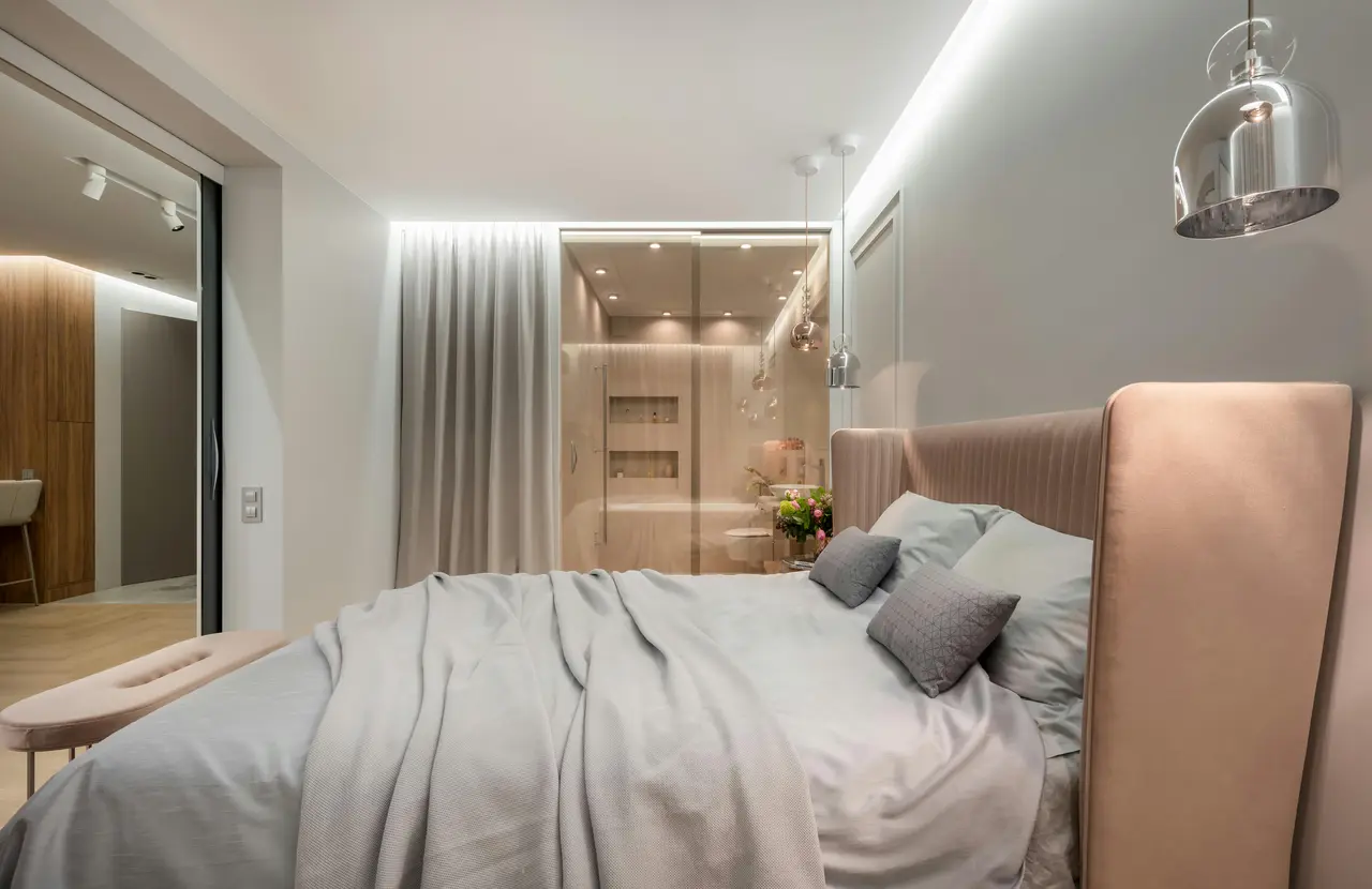 Estetyczne oświetlenie sypialni z ciepłym światłem, punktowymi lampami i warstwowym systemem