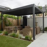 Nowoczesna drewniana pergola w ogrodzie z meblami wypoczynkowymi i zielenią