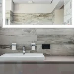 Nowoczesne lustro łazienkowe z wbudowanym podświetleniem LED w minimalistycznym stylu