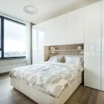 Nowoczesna zabudowa sypialniana z szafą wnękową, komodą i szafkami nocnymi w stylu minimalistycznym